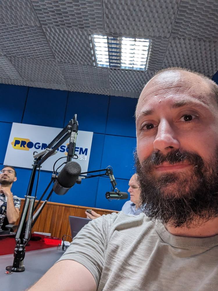 Michael Silvers at the microphone in the Rádio Progresso FM studio