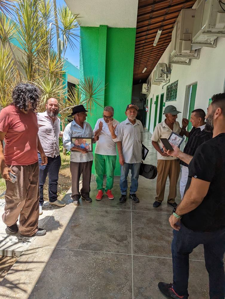 The team presenting framed portraits to rabequeiros at the Federal Institute in Tauá